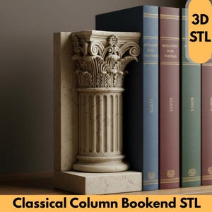 Puede incluir: Un sujetalibros de columna clásica beige con detalles intrincados, que sostiene una fila de libros. El sujetalibros está hecho de un material similar a la piedra y presenta el texto "3D STL" y "Classical Column Bookend STL".