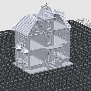 Puede incluir: Una casa de mu&ntilde;ecas impresa en 3D de color gris claro que presenta una estructura de varios pisos con techo a dos aguas, una torre central, ventanales y un dise&ntilde;o frontal abierto. El modelo arquitect&oacute;nico muestra detalles exteriores.