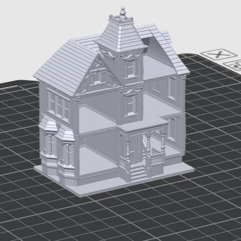 Puede incluir: Una casa de mu&ntilde;ecas impresa en 3D de color gris claro que presenta una estructura de varios pisos con techo a dos aguas, una torre central, ventanales y un dise&ntilde;o frontal abierto. El modelo arquitect&oacute;nico muestra detalles exteriores.