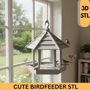 Puede incluir: Un comedero para pájaros hexagonal gris con techo puntiagudo suspendido por una cuerda. Varios pájaros pequeños se posan en el comedero. El texto "3D STL" está sobre un fondo amarillo. El texto "CUTE BIRDFEEDER STL" está en la parte inferior.