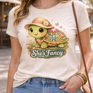 彼女はファンシータートルTシャツ