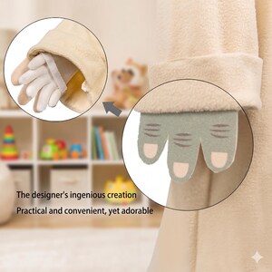 K&ouml;nnte beinhalten: Ein beiges Pl&uuml;schkost&uuml;m mit einer detaillierten Nahaufnahme des Hand- und Handschuhdesigns. Das Kost&uuml;m hat eine hellgr&uuml;ne Hand mit drei Fingern und wei&szlig;en Handschuhen. Der Text lautet: "Die geniale Kreation des Designers. Praktisch und bequem, aber bezaubernd."