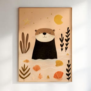 Könnte beinhalten: Ein gerahmter Wandkunstdruck mit einer zentralen Illustration eines braun-schwarzen Otters vor einem hellpfirsichfarbenen Hintergrund. Das Bild zeigt einen gelben Halbmond, einen Stern, schwarze Wasserpflanzen sowie verschiedene orangefarbene und gelbe Muscheln.