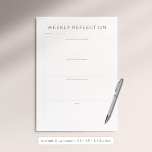 Könnte beinhalten: Ein weißes Wochenplanungsblatt mit schwarzem Text und Linien. Die Überschrift lautet WEEKLY REFLECTION und enthält eine Zeile für WEEK ENDING. Vier Abschnitte sind beschriftet: WHAT WENT WELL THIS WEEK, WHAT I WANT TO IMPROVE, FOCUS FOR THE NEXT WEEK und NOTES. Ein silberner Stift liegt auf der rechten Seite.