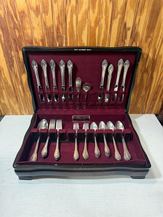 Vintage 1847 Rogers Bros IS Remembrance Silverplate Silverware in
