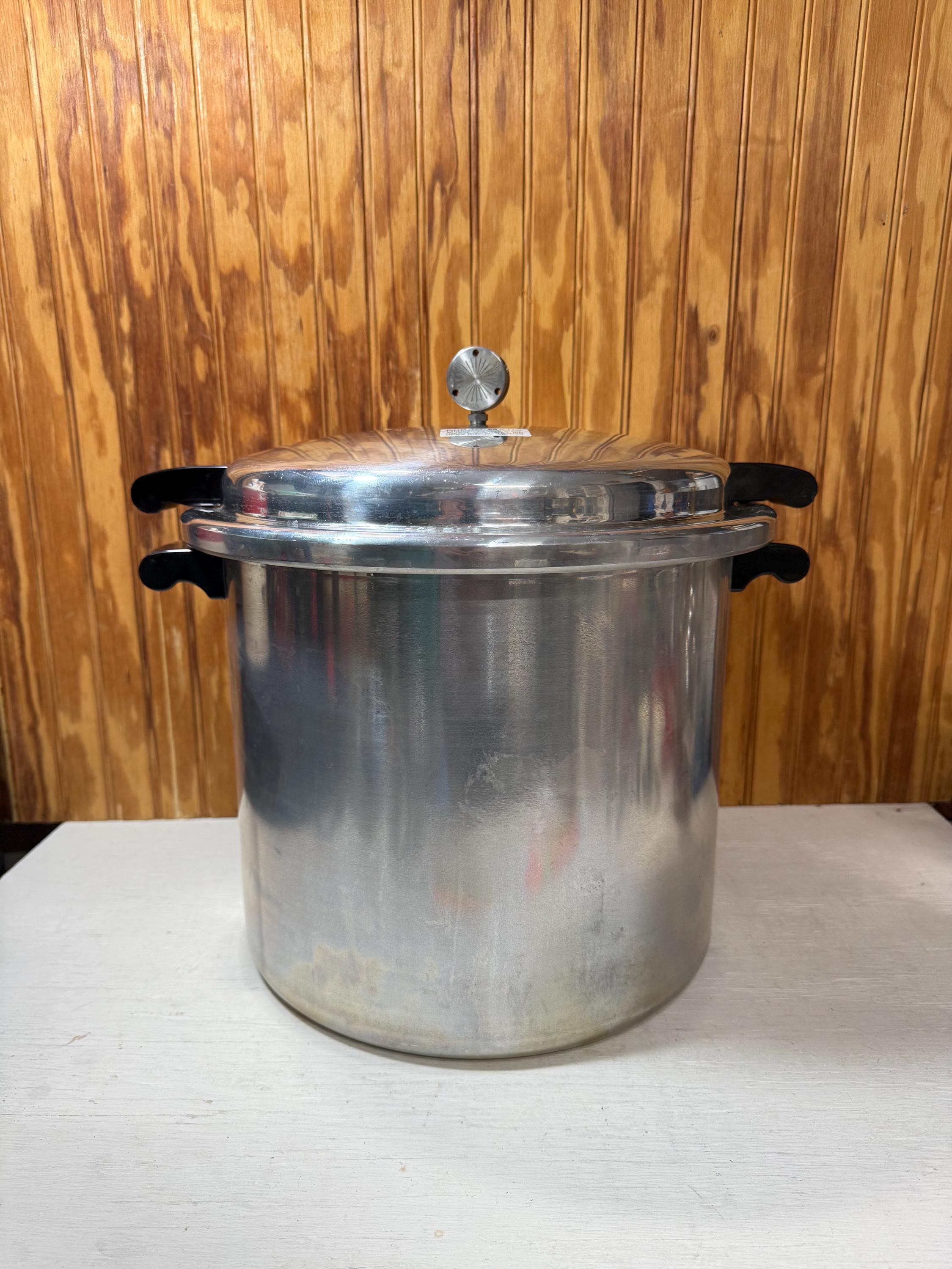 Vintage Mirro 22 Quart Pressure Canner and Cooker M-0622- Aluminum