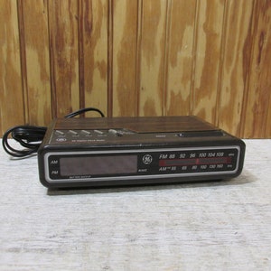 Vintage GE- General Electric Digital Alarm Clock- Model 7-4612A- AM/FM Radio- Snooz- Alarm- Battery Back Up- Woodgrain