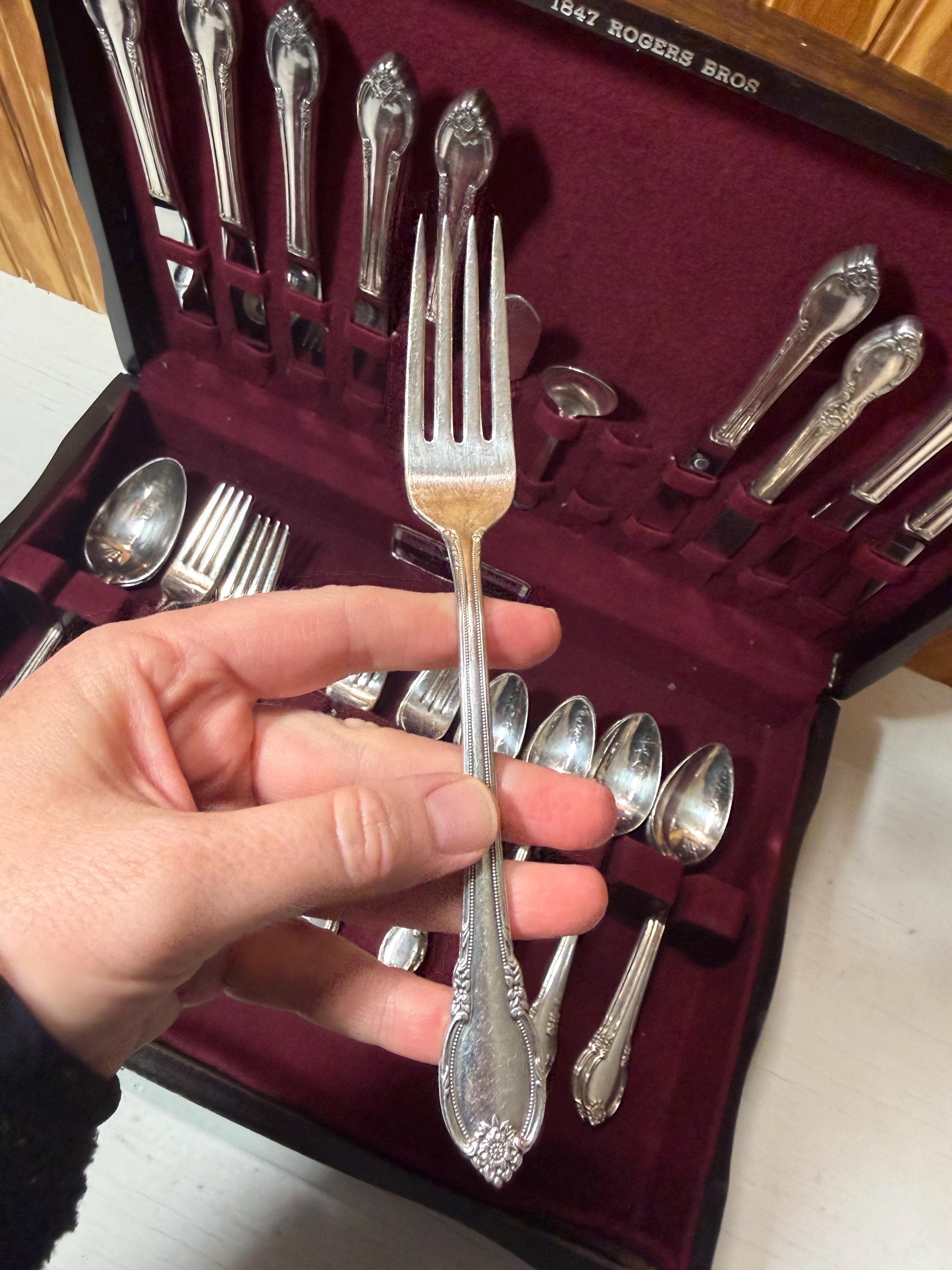 Vintage 1847 Rogers Bros IS Remembrance Silverplate Silverware in