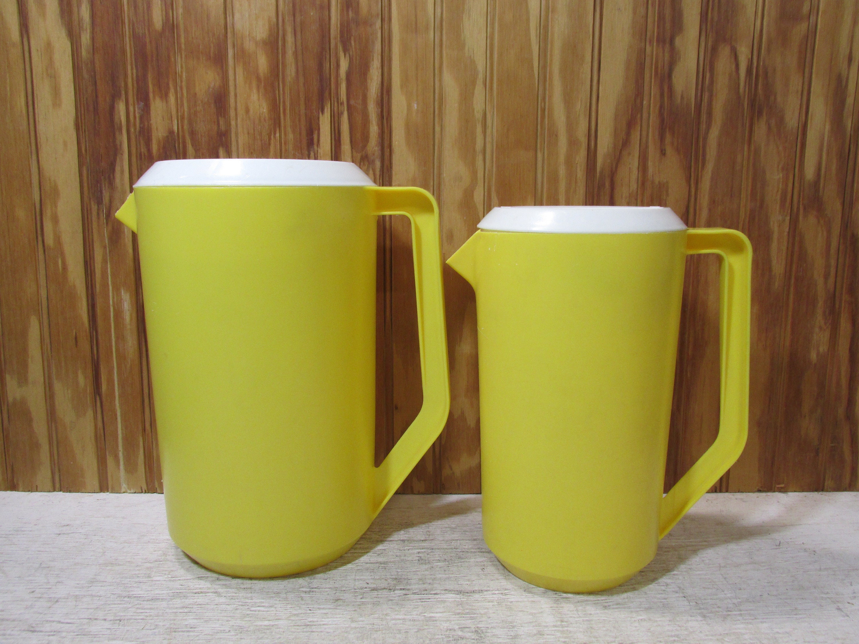 Qiiburr Plastic Pitchers with Lids and Handle 1 Set Plastic Water Pitcher Cup Set Iced Tea Pitcher Lemonade Pitcher Hot Cold Water Pitcher Drinking