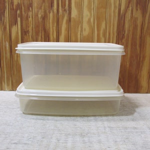 Set of 2 Rubbermaid Servin' Saver Rectangular Storage Containers Almond Lids  6 7 Cups and 9 12 Cups 