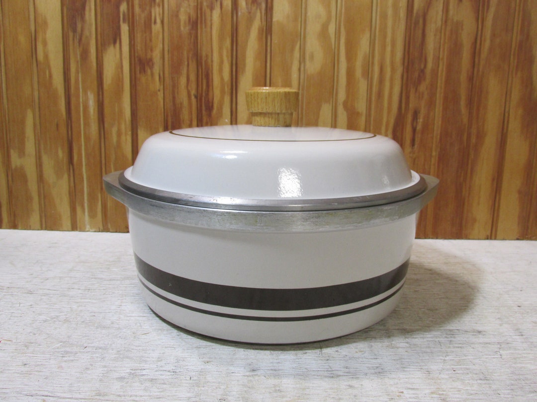 Vintage Aluminum Round Roasting Pan Dutch Oven Cream/beige With Brown Stripes Wooden Knob