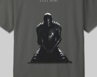 Koszulka z grafiką „Still Here Dark Knight”, gotycka średniowieczna zbroja, streetwear