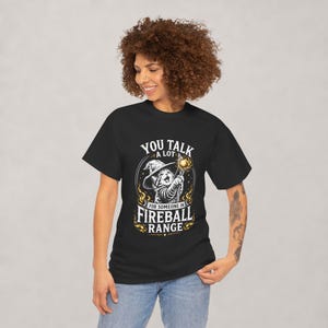 Camiseta divertida de gato mago / Lindo gráfico de gatito mago con cita de bola de fuego / Meme de fantasía gótica para camisetas negras imagen 4