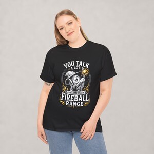 Camiseta divertida de gato mago / Lindo gráfico de gatito mago con cita de bola de fuego / Meme de fantasía gótica para camisetas negras imagen 5