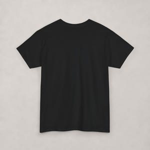 Camiseta divertida de gato mago / Lindo gráfico de gatito mago con cita de bola de fuego / Meme de fantasía gótica para camisetas negras imagen 2