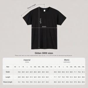 Puede incluir: Una camiseta negra Gildan 5000 con medidas. El ancho var&iacute;a de 46,0 a 81,3 cm, el largo de 71,1 a 89,0 cm y el largo de la manga de 38,4 a 63,5 cm. La tabla de tallas tambi&eacute;n incluye medidas imperiales.