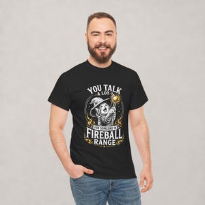 Camiseta divertida de gato mago / Lindo gráfico de gatito mago con cita de bola de fuego / Meme de fantasía gótica para camisetas negras imagen 6