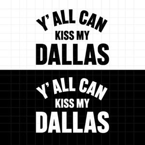 Op de afbeelding: Een grafisch ontwerp met de tekst Y' ALL CAN KISS MY DALLAS in twee varianten. Het bovenste gedeelte toont zwarte tekst op een witte rasterachtergrond, terwijl het onderste gedeelte witte tekst op een zwarte rasterachtergrond toont, in vetgedrukt.