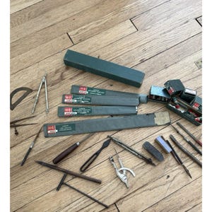 Herramientas de dibujo técnico antiguas de Keuffel & Esser, 24 piezas en total.