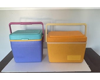 2 neveras portátiles VTG Thermos Personal Coolers en colores amarillo, rosa y morado. Sun Packer.