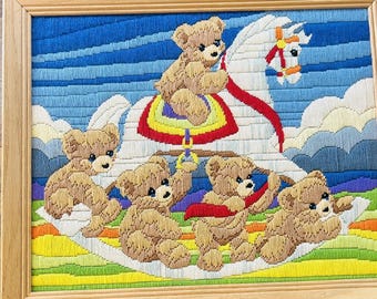 Vintage Gerahmtes Crewel Handarbeit Stickerei Teddybär und Schaukelpferd 18x22