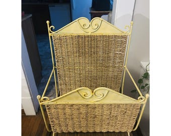 Revistero vintage de ratán tejido, cesta de suelo, soporte de metal, estilo Art Déco