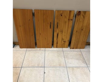 4 Alte lackierte Schranktüren aus Kiefer & Plank mit Hardware-Scharnieren 32x13