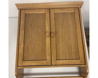 Botiquín de madera vintage con 2 puertas y barra para toallas de papel, para montaje en pared.