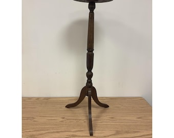 Mesa de entrada con pedestal estilo Reina Ana de caoba de 89 cm de altura, marca Bombay Company, año 1988.