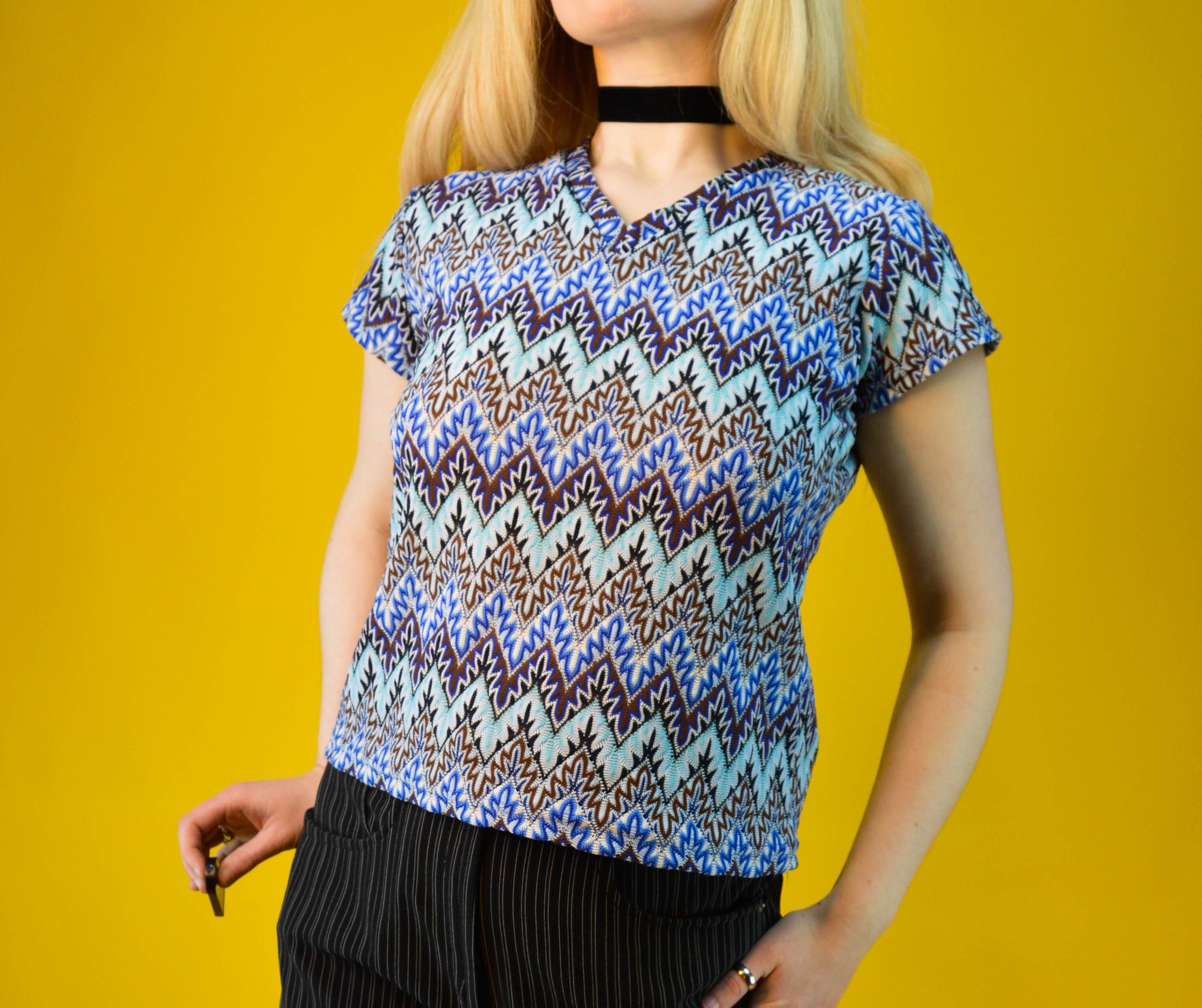 Image of S YK Blue Chevron Zig Zag Knit V Neck Top M