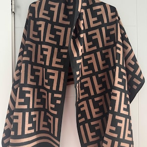 Può includere: Una tazza di ceramica bianca con un manico nero e la scritta "But First, Coffee" in stile scritto a mano. La tazza è su una superficie bianca. La tazza è alta circa 10 cm.