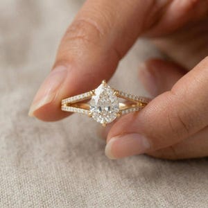 Pear Shaped Diamond Engagement Ring,Split Shank Gold Ring, Lab Grown Diamond Ring, Dainty Bridal Ring, Unique Promise Ring, Anniversary Gift