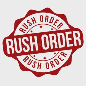 Può includere: Un timbro circolare rosso e bianco con bordo smerlato che presenta il testo RUSH ORDER in un carattere rosso in grassetto al centro, ripetuto in un motivo circolare lungo il bordo e accentuato da piccole stelle rosse.
