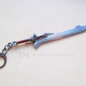 PRÉCOMMANDE : La Reine rouge - porte-clé inspiré de l&#39;épée de Devil May Cry Nero