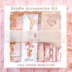 Op de afbeelding: Een set van drie keramische nestkommen in blauwe, groene en witte tinten. De kommen hebben een gespikkelde glazuur en een eenvoudig, modern ontwerp. De grootste kom heeft een diameter van ongeveer 20 cm.