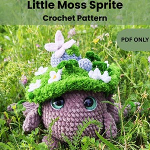 Può includere: Uno schema per uncinetto intitolato Little Moss Sprite PDF ONLY raffigurante una creatura di peluche viola con grandi occhi verdi, che indossa un cappello verde testurizzato decorato con piccoli fiori bianchi, una farfalla lilla e bacche blu.