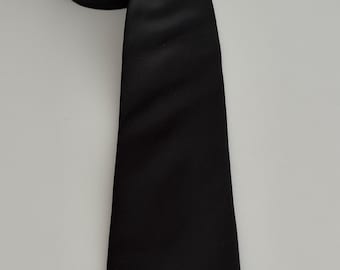 Cravatta vintage con portacravatte. Classica miscela di seta nera. Elegante fodera viola. Accessorio formale minimalista da uomo. Cravatta da lavoro di alta qualità.