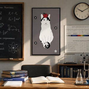 Könnte beinhalten: Ein gerahmter Wandkunstdruck, der eine weiße Katze mit schwarzen Abzeichen am Kopf zeigt, die einen roten Apfel auf dem Kopf balanciert und einen Globus zwischen ihren Vorderpfoten hält, vor einem grauen Hintergrund mit kleinen weißen Sternen.
