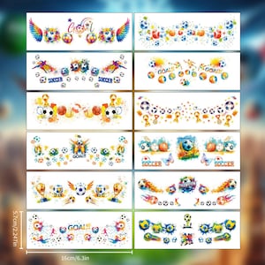 Puede incluir: Una hoja de pegatinas con temática de fútbol con varios diseños. Las pegatinas presentan balones de fútbol, trofeos y la palabra "GOAL!!!" en múltiples estilos. La hoja mide 16 cm de ancho y 5,7 cm de alto.
