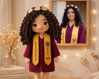 Benutzerdefinierte Abschlussfeier häkeln, personalisiertes graduierten Geschenk, Amigurumi-Andenken, Foto inspiriertes Senior Plüsch