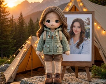 Gehäkelte Camping Puppe, Benutzerdefinierte Foto Amigurumi, Wandern Mädchen Plüsch, personalisierte Backpacker Geschenk, Berg Abenteuer Dekor