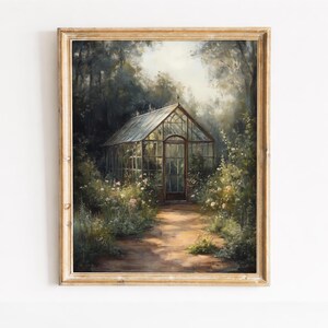 Vintage växthus i övervuxen sommarträdgård - Rustik Cottagecore väggkonst, stämningsfull sommardekor, utskrivbart landskap, digital nedladdning
