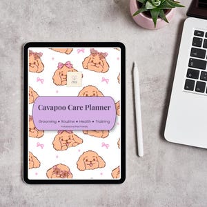 Peut inclure: Une tablette affiche un planificateur numérique pour Cavapoo. Le planificateur présente un motif répété de visages de Cavapoo de dessin animé avec des nœuds roses. Le titre du planificateur est dans une bannière violette, avec les mots "Grooming, Routine, Health, Training".