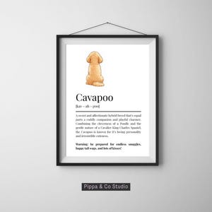 Puede incluir: Un estampado enmarcado con una ilustración de un perro Cavapoo marrón claro. La palabra "Cavapoo" se muestra en negrita, con una descripción debajo. El estampado incluye el texto "Pippa & Co Studio."