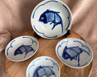 Chinesische handbemalte Teller mit Koi-Dekor.