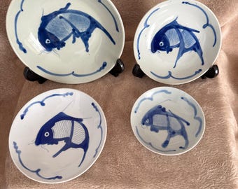 Piatti cinesi dipinti a mano con decorazioni di carpe koi.