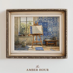 Puede incluir: Un cuadro enmarcado que representa el estudio de un artista con un caballete de madera que sostiene un lienzo en blanco, una ventana con vista a los árboles, una pared cubierta de azulejos azules y blancos, un banco de madera y un frasco de vidrio.