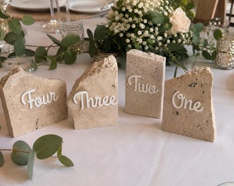 Tischnummern Hochzeit aus Stein Travertin – Personalisierte Tischdeko Deutsch & Englisch – Moderne Wedding Table Numbers