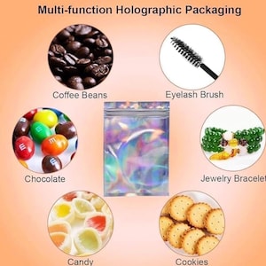 Pode incluir: Uma imagem mostrando um conceito de embalagem hologr&aacute;fica multifuncional. A imagem apresenta uma bolsa hologr&aacute;fica central cercada por imagens circulares de gr&atilde;os de caf&eacute;, uma escova de c&iacute;lios, doces de chocolate, uma pulseira de joias, doces e biscoitos. O texto na parte superior diz "Embalagem hologr&aacute;fica multifuncional."