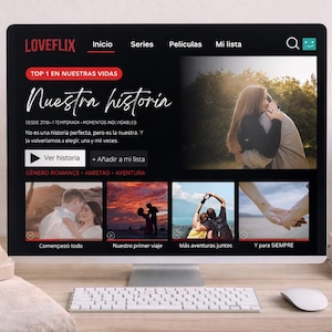 Op de afbeelding: Een computermonitor toont een streaming service-interface met de titel "Nuestra historia" en de tekst "LOVEFLIX". Het scherm toont afbeeldingen van koppels en de woorden "Romance, Amistad, Aventura". Een toetsenbord, muis en koffiekopje staan op de voorgrond.